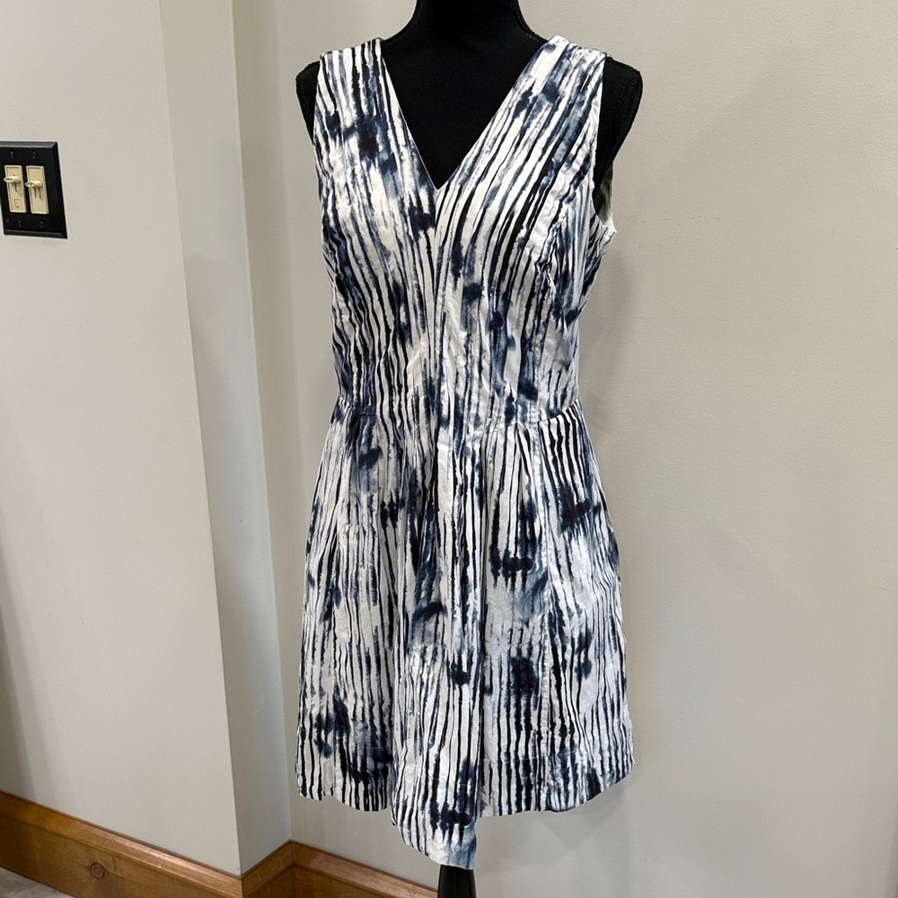 Simply Vera Vera Wang navy and white sleeveless vneck
Dress size XL
